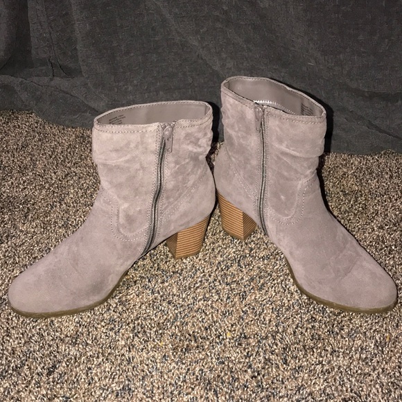 Not wearing - Picture 4 of 4